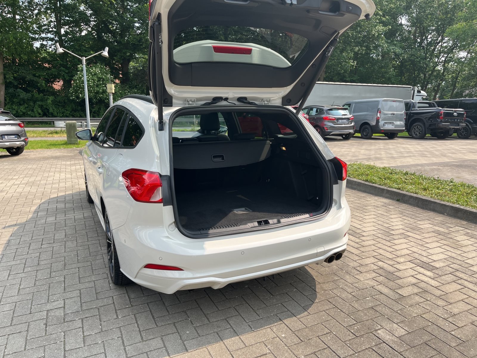 Ford Focus Turnier ST-Line X+Panoramadach+Beheizbare Frontscheibe+Automatische Heckklappe+Sitzheizung — Miniatur 8