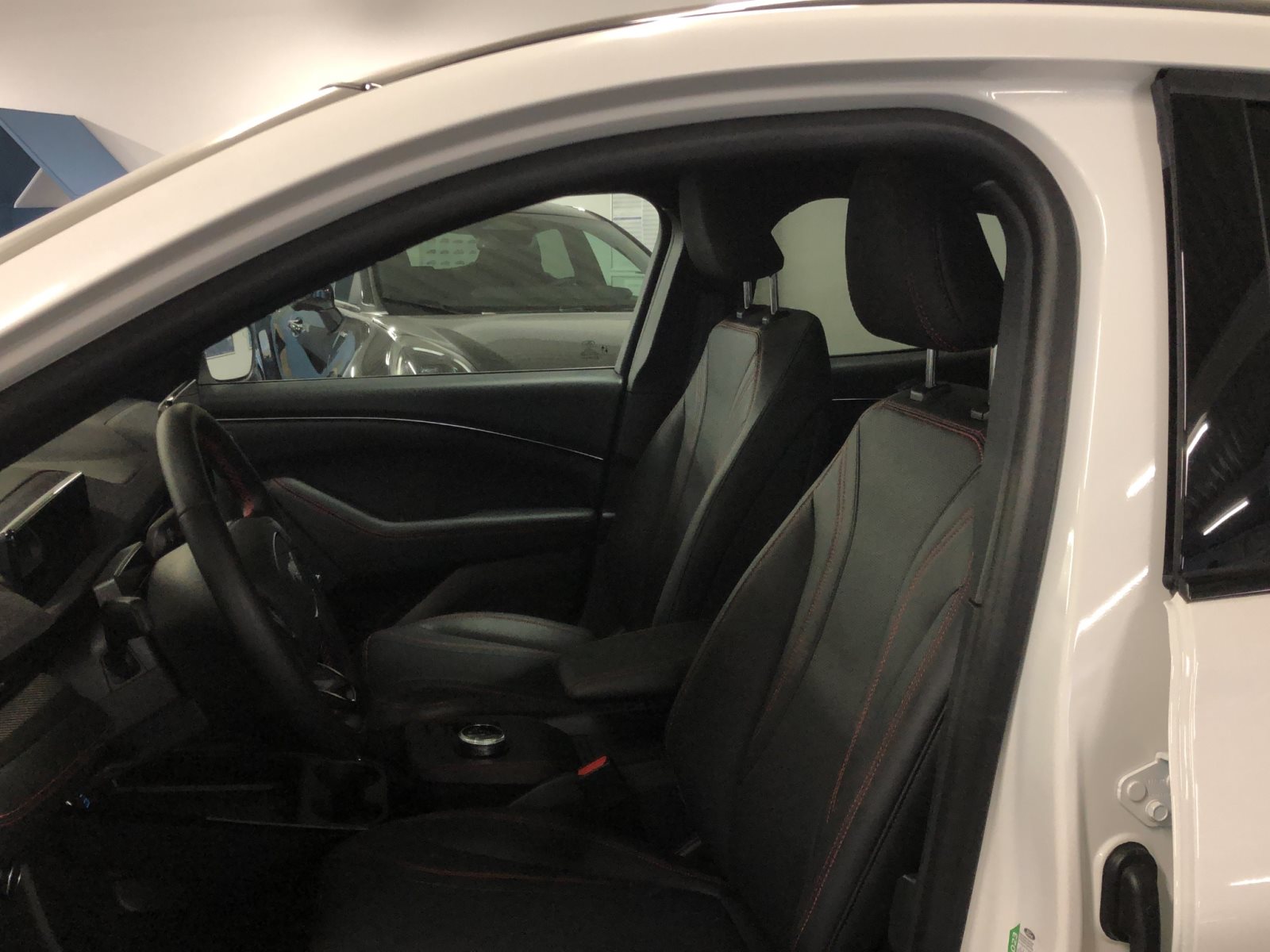 Ford MUSTANG MACH-E Premium 75,7 kWh AWD+Lenkradheizung+Heizbare Frontscheibe+360-Grad-Kamera+Totwinkel-Assistent — Miniatur 2