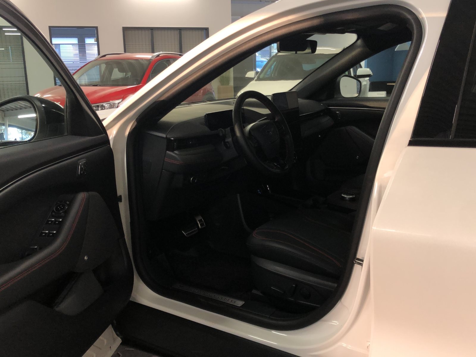 Ford MUSTANG MACH-E Premium 75,7 kWh AWD+Lenkradheizung+Heizbare Frontscheibe+360-Grad-Kamera+Totwinkel-Assistent — Miniatur 9