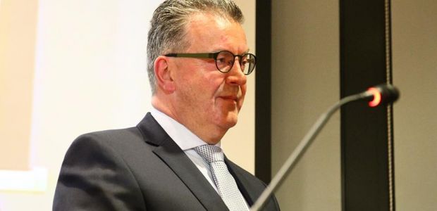 https://aaenhunze.vvd.nl/nieuws/30176/wethouder-bas-luinge-geinstalleerd-en-onze-fractie-is-weer-compleet