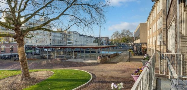 https://arnhem.vvd.nl/nieuws/46436/het-gele-rijders-plein-meer-reuring-en-een-gerestaureerd-aku-monument