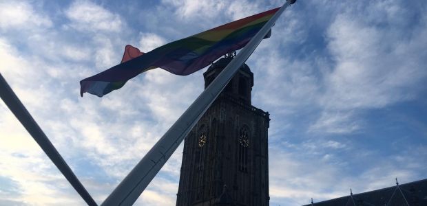 https://deventer.vvd.nl/nieuws/33428/vvd-hangt-regenboogvlag-uit-bij-het-stadhuis