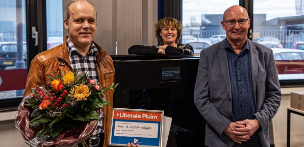 https://doetinchem.vvd.nl/nieuws/42088/Alfred Uytdewilligen van CAD2M ontvangt de Liberale Pluim van Hans Dales (fractievoorzitter VVD Doetinchem) en Marlous de Haan (bestuurslid VVD Achterhoek))