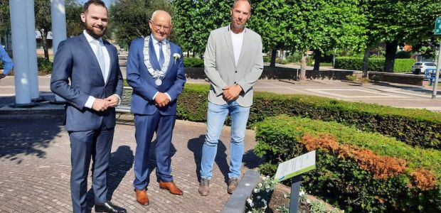 V.l.n.r. VVD-fractievoorzitter Daan van den Wollenberg, burgemeester Jan Heijkoop en voorzitter van het Veteranencomité John Kluter.