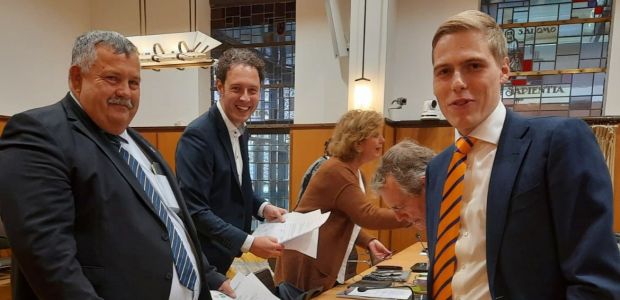Van links naar rechts: Dirk Remmelzwaal (SGP), Matthijs van Tuijl (PvdA), Annette Brul (VVD), Jaap Haasnoot (KiesKatwijk), Lennart van der Plas (VVD)
