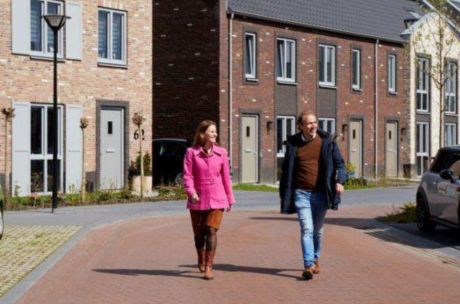 Marieke Teunissen, wethouder Renswoude, en directeur Kees de Jong van De Bunte Vastgoed.