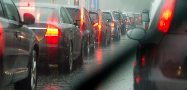 Bij regenachtig weer is dit helaas het normale verkeersbeeld rond Den Deijl