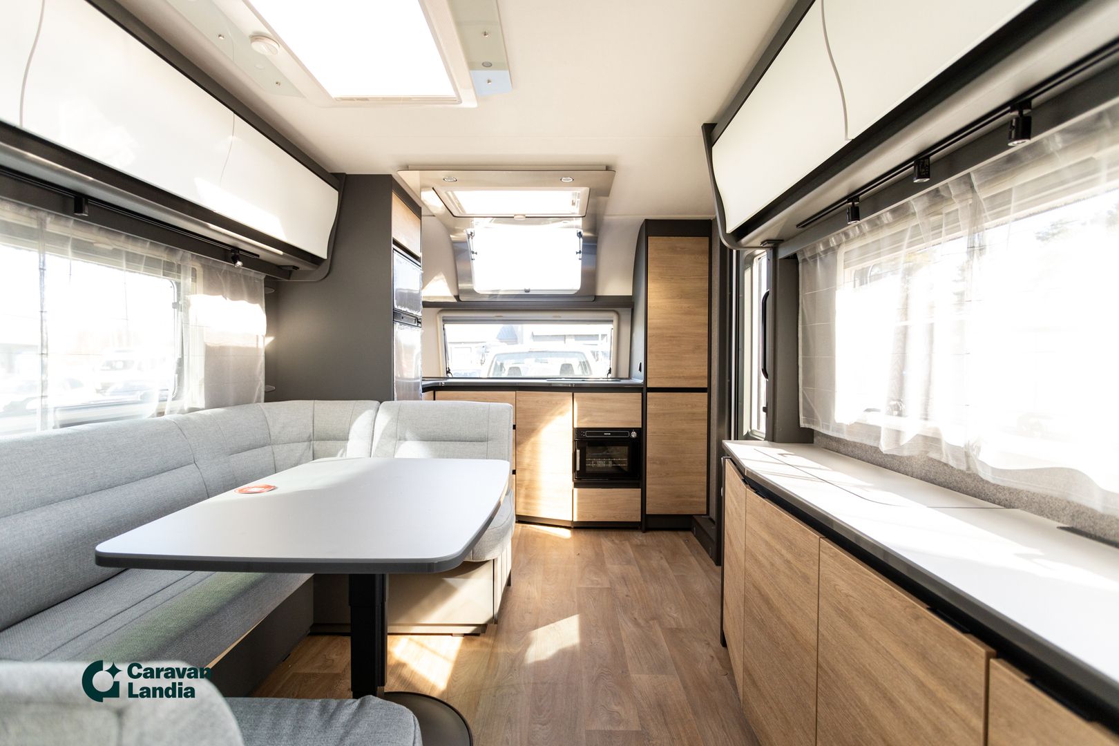 Kuva 21, Dethleffs Beduin Scandinavia 690BQT **HETI TOIMITUKSEEN, ALDE (KAASU/SÄHKÖ), ETUKEITTIÖ, SAAREKEVUODE POIKITTAIN **