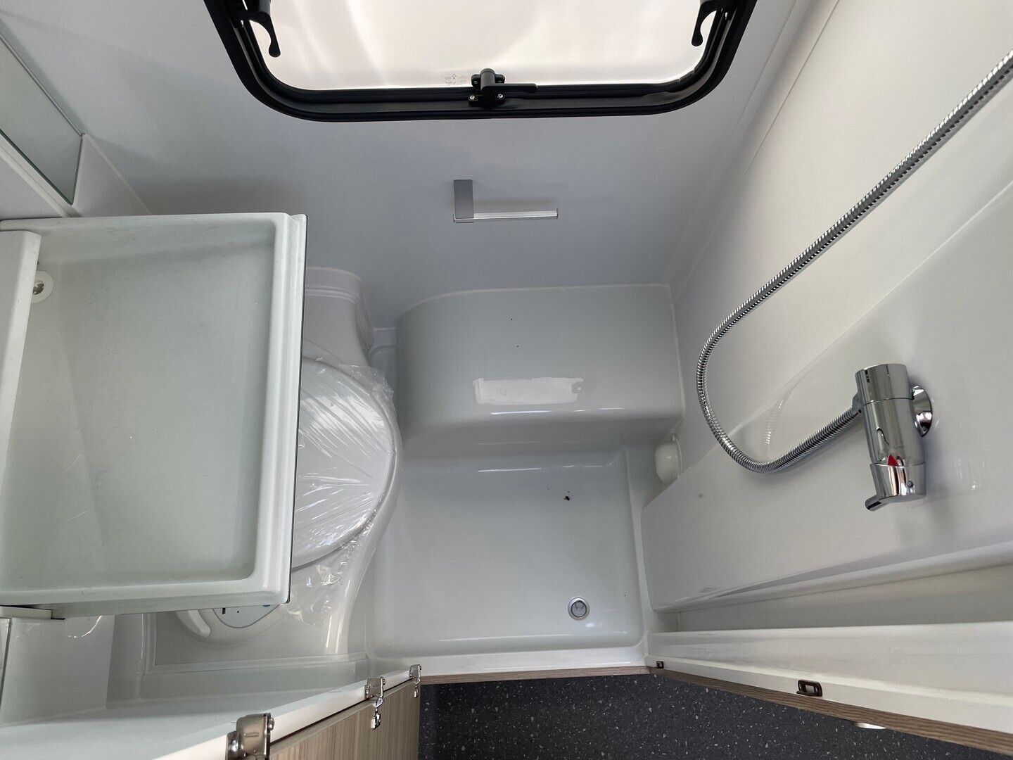 Kuva 11, Adria Altea 502 UL ** HETI TOIMITUKSEEN, PLUSPAKETTI, TRUMA, LATTIALÄMMITYS**