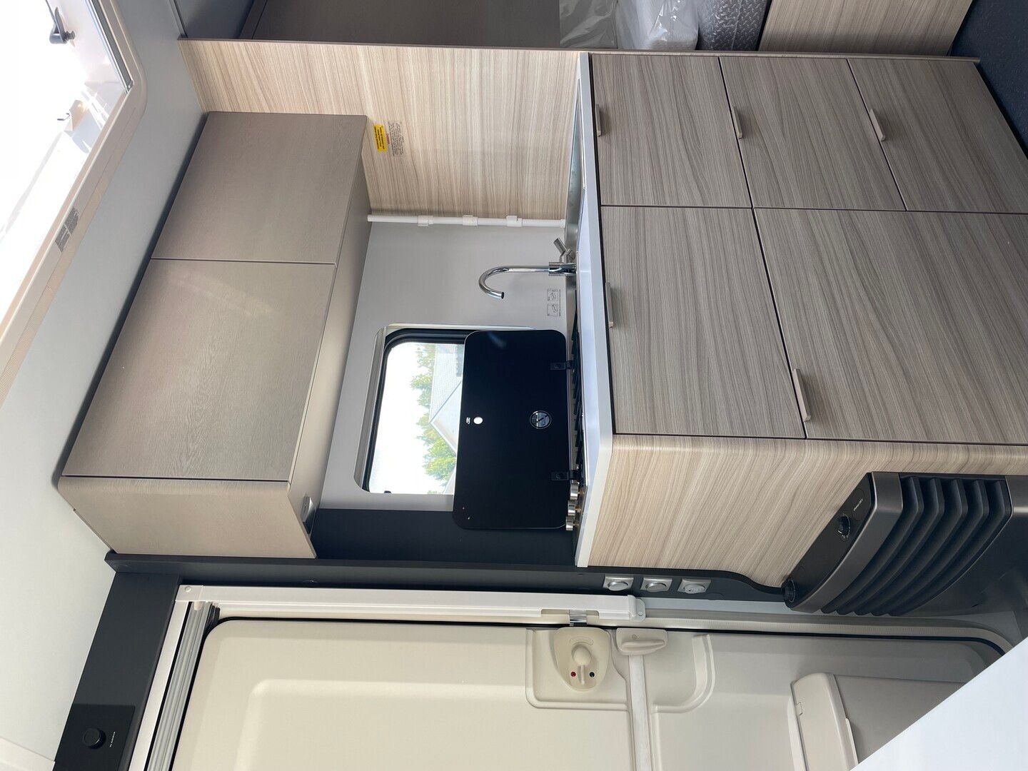 Kuva 8, Adria Altea 502 UL ** HETI TOIMITUKSEEN, PLUSPAKETTI, TRUMA, LATTIALÄMMITYS**