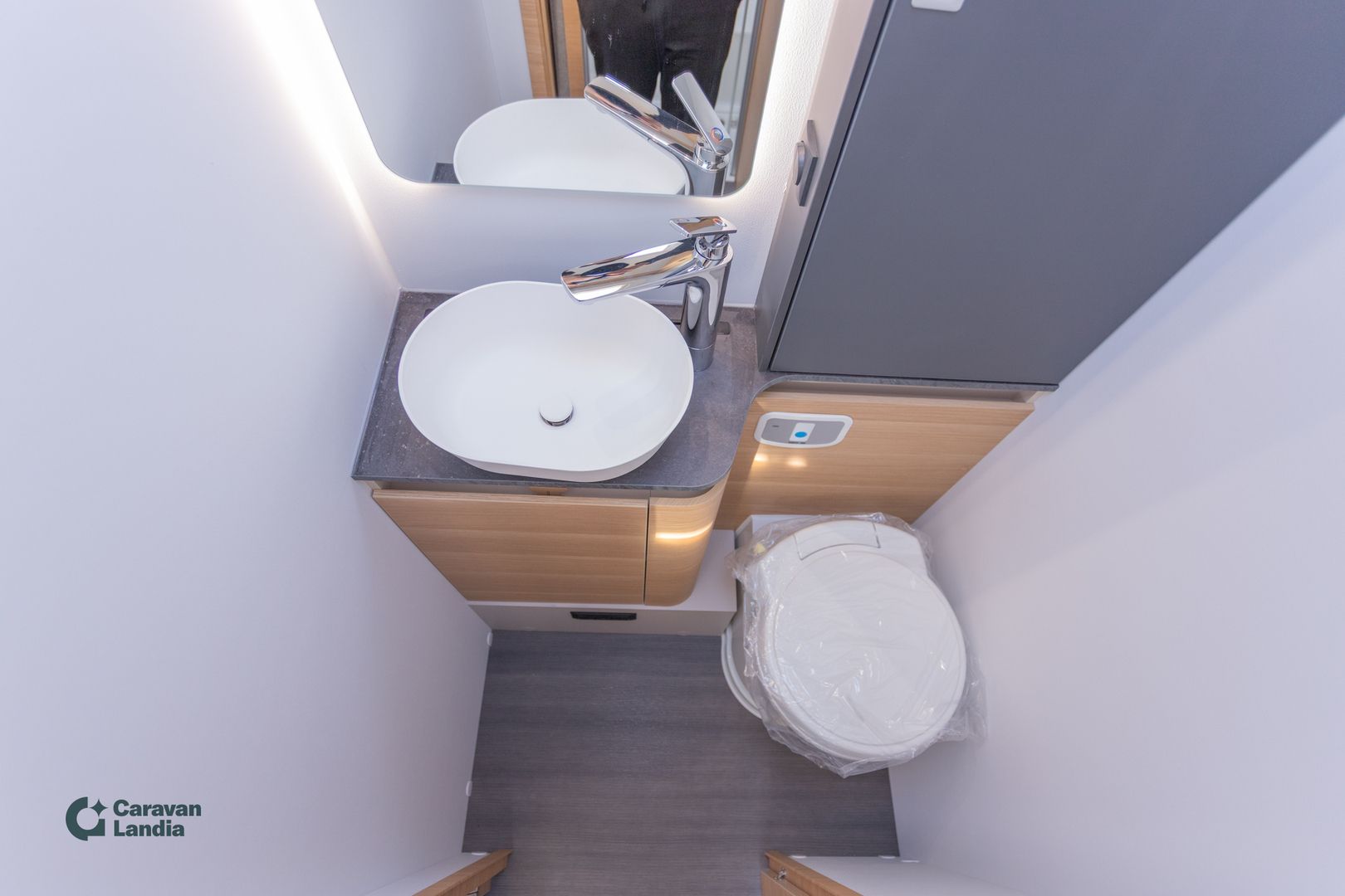 Adria Coral 670DL 60Y Edition 2.2 Mjet 140 hv ** HETI TOIMITUKSEEN, ERIKOISMALLI, AUTOMAATTI, TRUMA (SÄHKÖ+KAASU) **, kuva 13