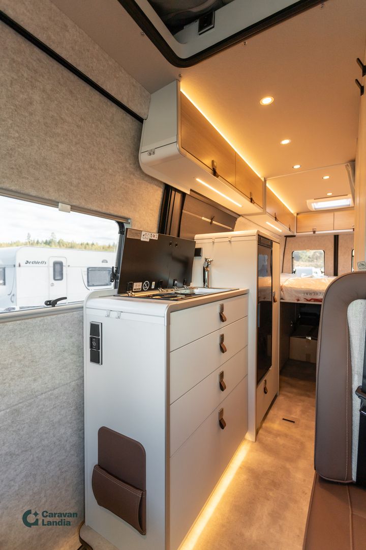 Kuva 9, Hymer Grand Canyon S 700 419 CDI 190hv ** HETI TOIMITUKSEEN, NELIVETO, ERILLISVUOTEET, TRUMA-DIESEL **