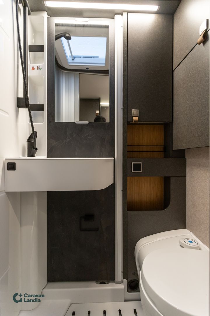 Hymer ML-T 570 Cross Over 419 CDI 190 hv ** HETI TOIMITUKSEEN, AUTOMAATTI, ERILLISVUOTEET, NELIVETO **, kuva 11