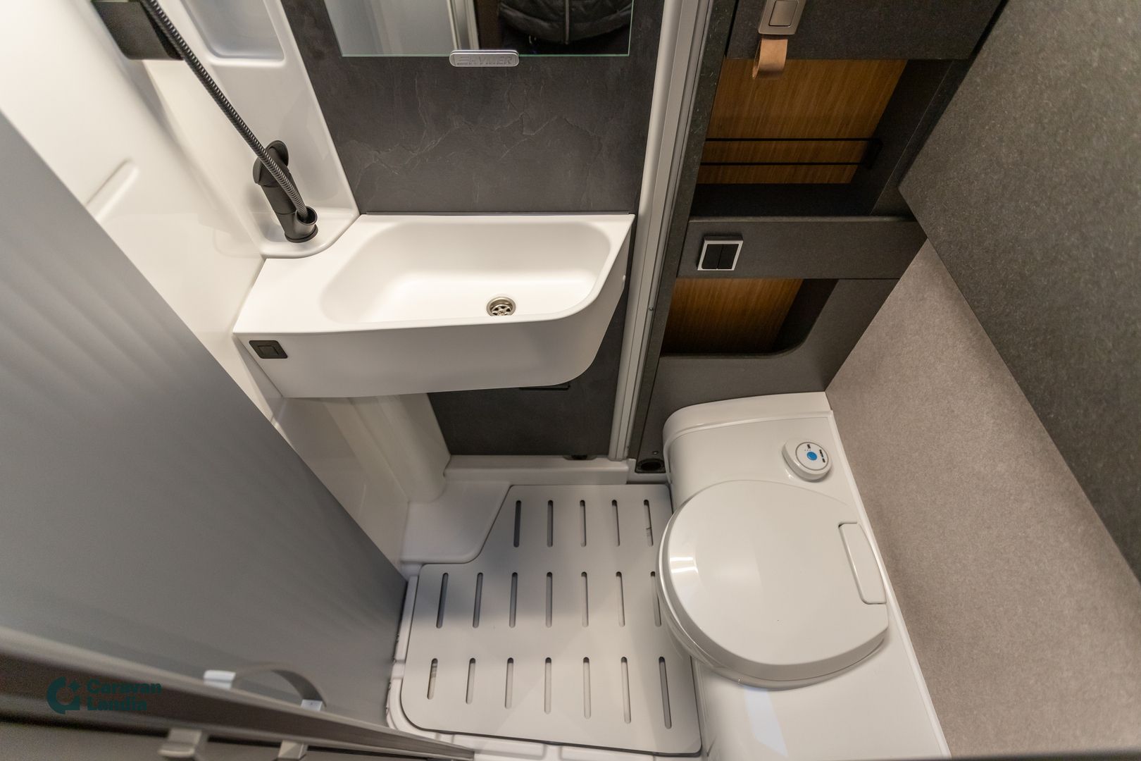 Kuva 12, Hymer ML-T 570 Cross Over 419 CDI 190 hv ** HETI TOIMITUKSEEN, AUTOMAATTI, ERILLISVUOTEET, NELIVETO **