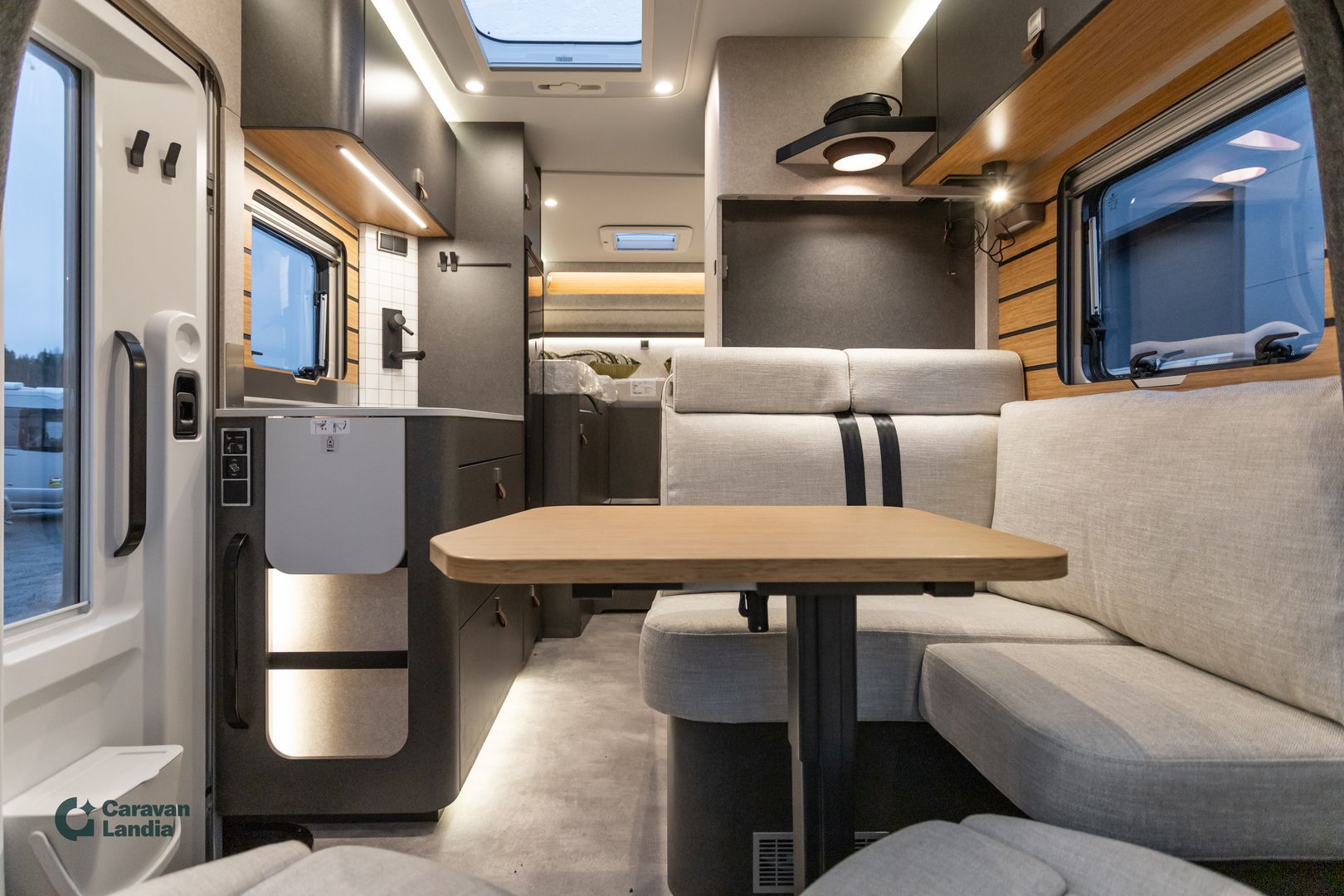 Hymer ML-T 570 Cross Over 419 CDI 190 hv ** HETI TOIMITUKSEEN, AUTOMAATTI, ERILLISVUOTEET, NELIVETO **, kuva 7