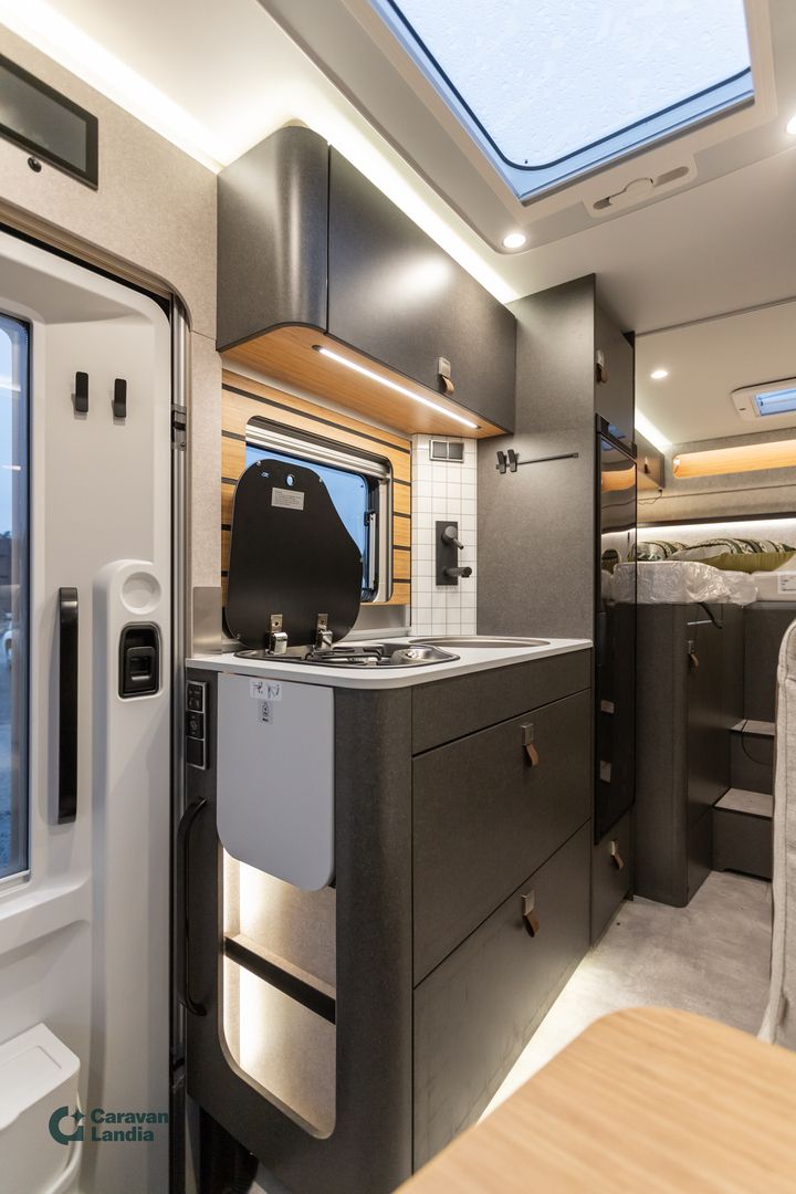 Hymer ML-T 570 Cross Over 419 CDI 190 hv ** HETI TOIMITUKSEEN, AUTOMAATTI, ERILLISVUOTEET, NELIVETO **, kuva 9