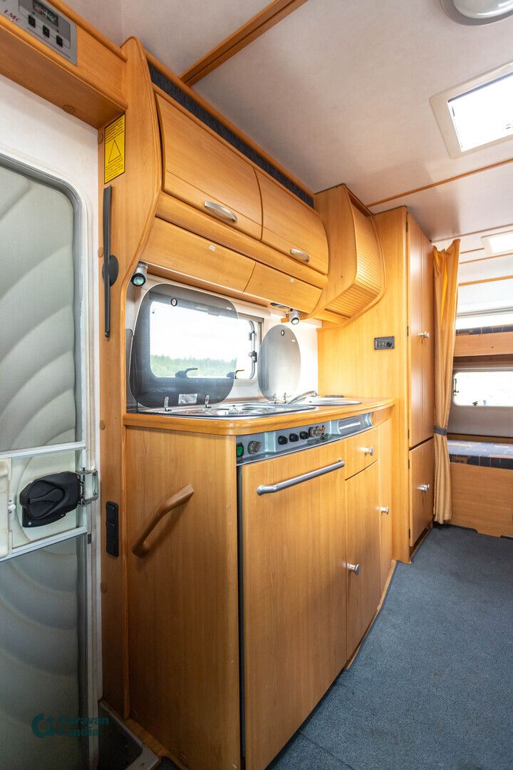 Kuva 8, Lmc Liberty A 580 2.8 JTD 130hv ** ALDE, KERROSSÄNKY, ISO-PÖYTÄRYHMÄ **