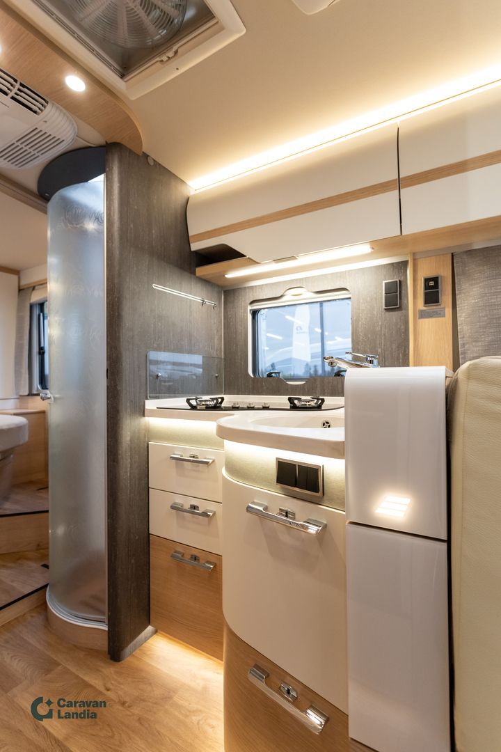 Kuva 9, Hymer B-MasterLine I 790 417 CDI 170hv ** ALDE, SAAREKEVUODE, 2X ILMASTOINTI, HUBBET-YLÄVUODE, MARKIISI **