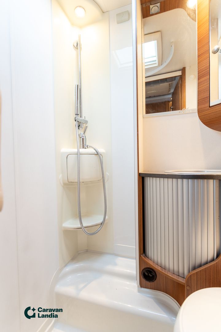 Kuva 14, Adria Matrix M 680SP 2.3 Mjet 130hv ** WEBASTO, TRUMA (KAASU/SÄHKÖ), HUBBET LASKUVUODE **