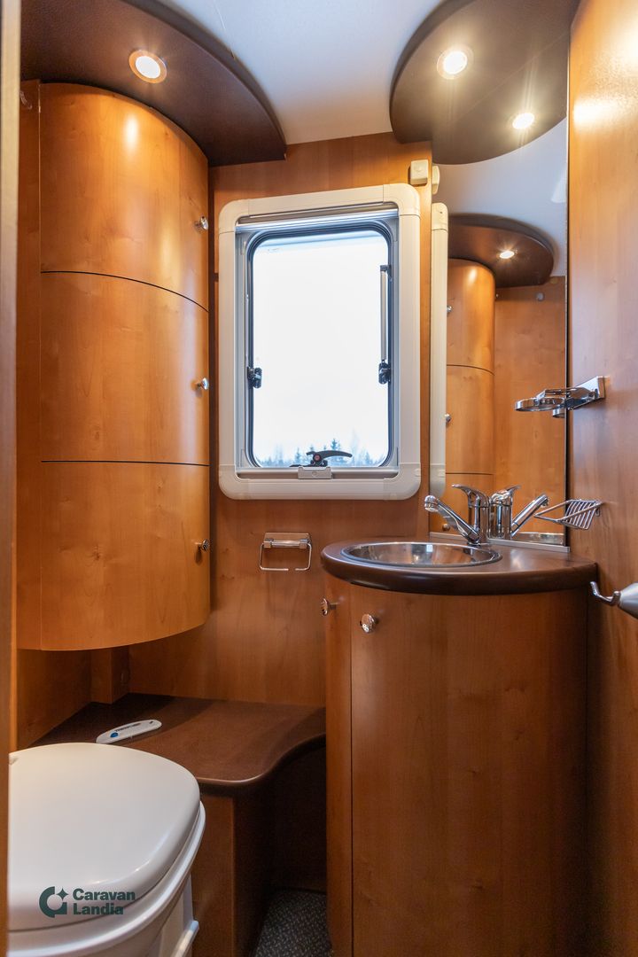 Kuva 10, Rapido 966M 315 CDI ** TRUMA-SÄHKÖPATRUUNA, ERILLISVUOTEET, HUBBET-YLÄVUODE **