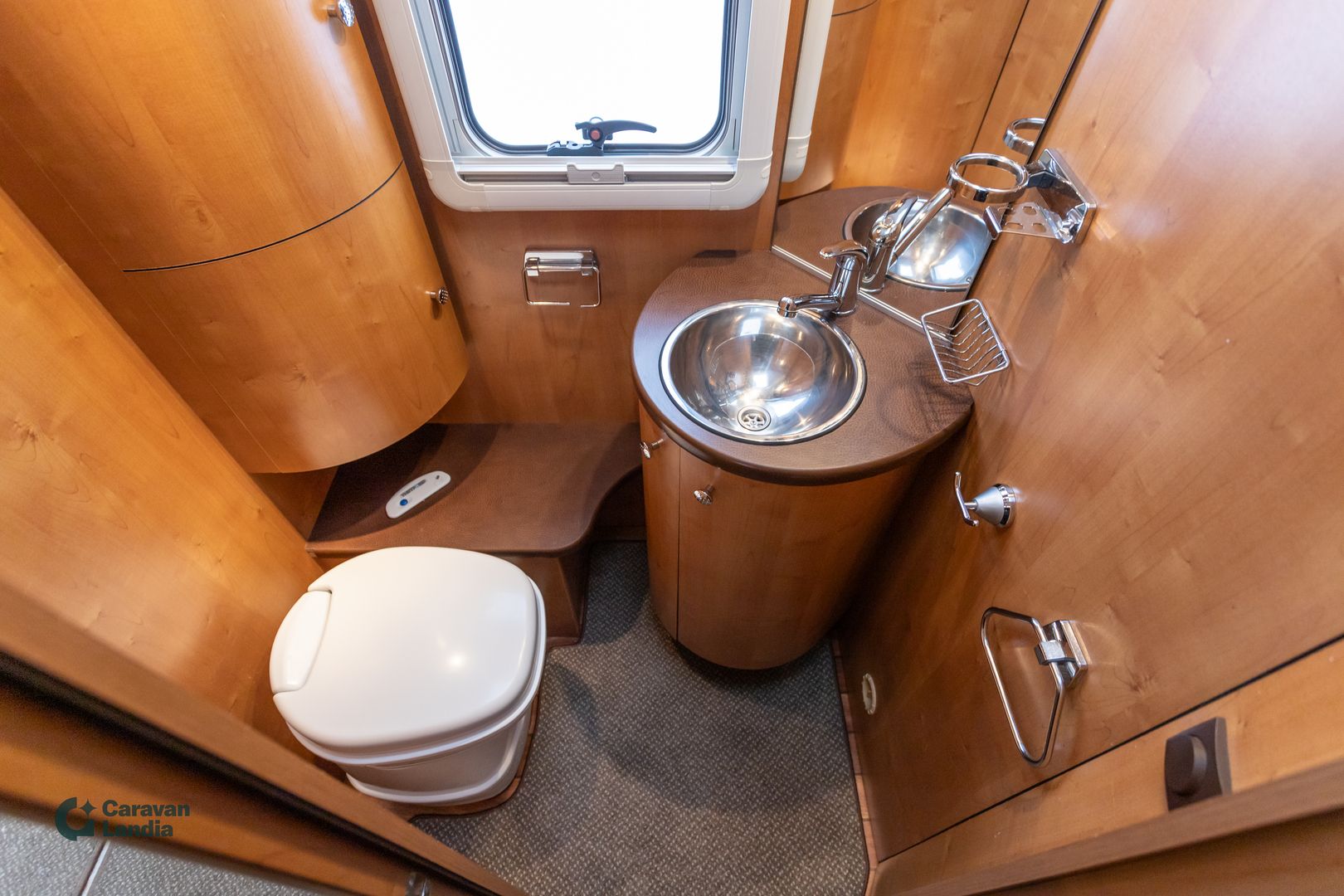 Kuva 11, Rapido 966M 315 CDI ** TRUMA-SÄHKÖPATRUUNA, ERILLISVUOTEET, HUBBET-YLÄVUODE **