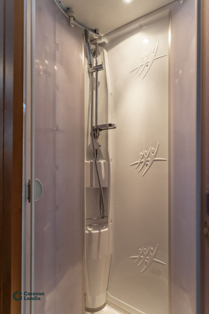 Kuva 12, Rapido 966M 315 CDI ** TRUMA-SÄHKÖPATRUUNA, ERILLISVUOTEET, HUBBET-YLÄVUODE **