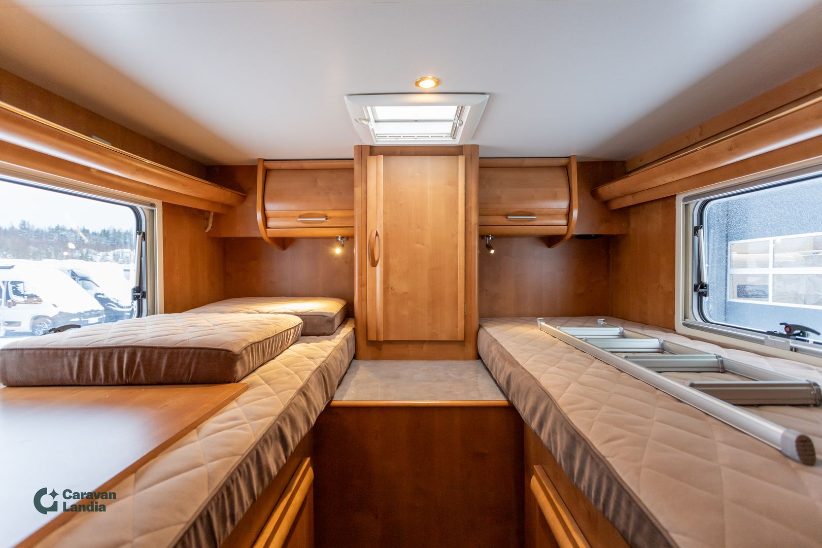 Kuva 13, Rapido 966M 315 CDI ** TRUMA-SÄHKÖPATRUUNA, ERILLISVUOTEET, HUBBET-YLÄVUODE **