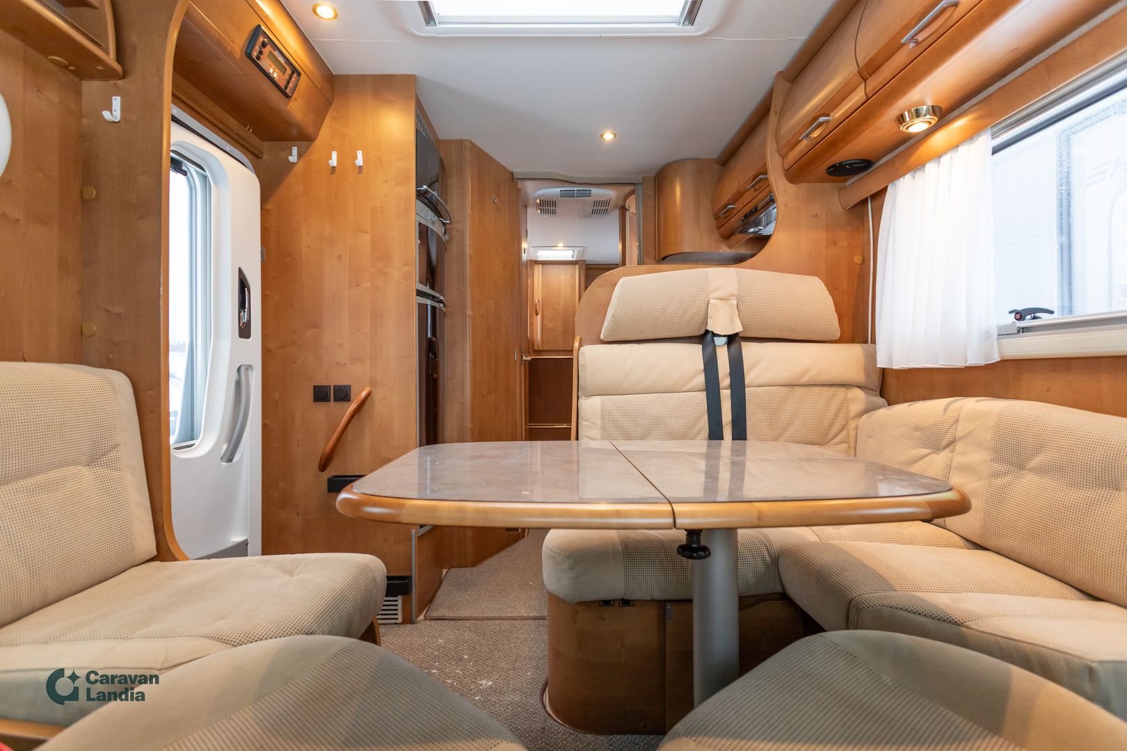 Kuva 6, Rapido 966M 315 CDI ** TRUMA-SÄHKÖPATRUUNA, ERILLISVUOTEET, HUBBET-YLÄVUODE **