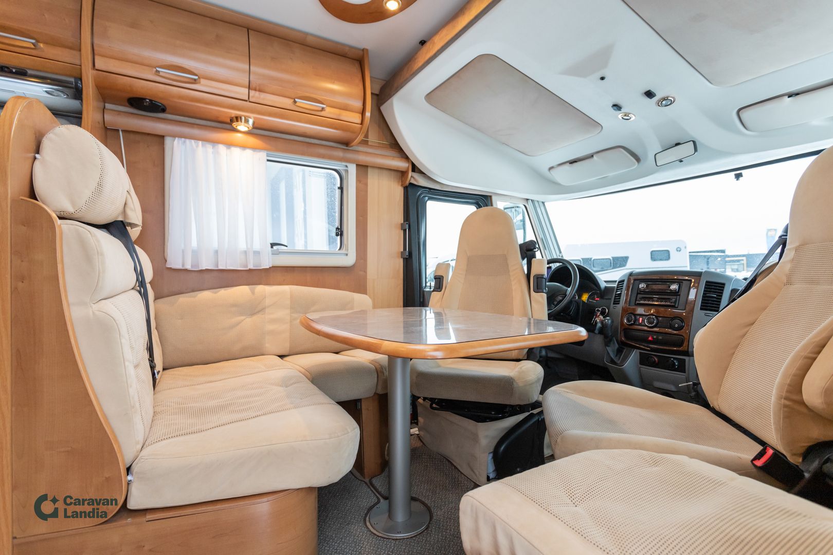 Kuva 7, Rapido 966M 315 CDI ** TRUMA-SÄHKÖPATRUUNA, ERILLISVUOTEET, HUBBET-YLÄVUODE **