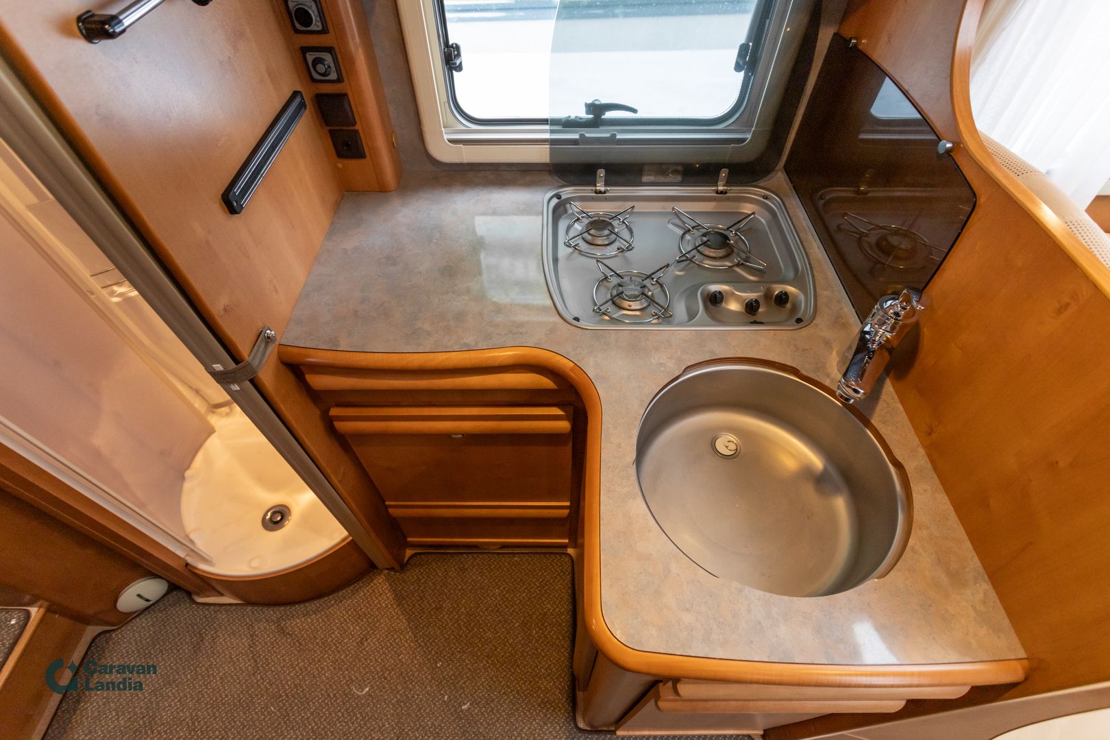 Kuva 9, Rapido 966M 315 CDI ** TRUMA-SÄHKÖPATRUUNA, ERILLISVUOTEET, HUBBET-YLÄVUODE **