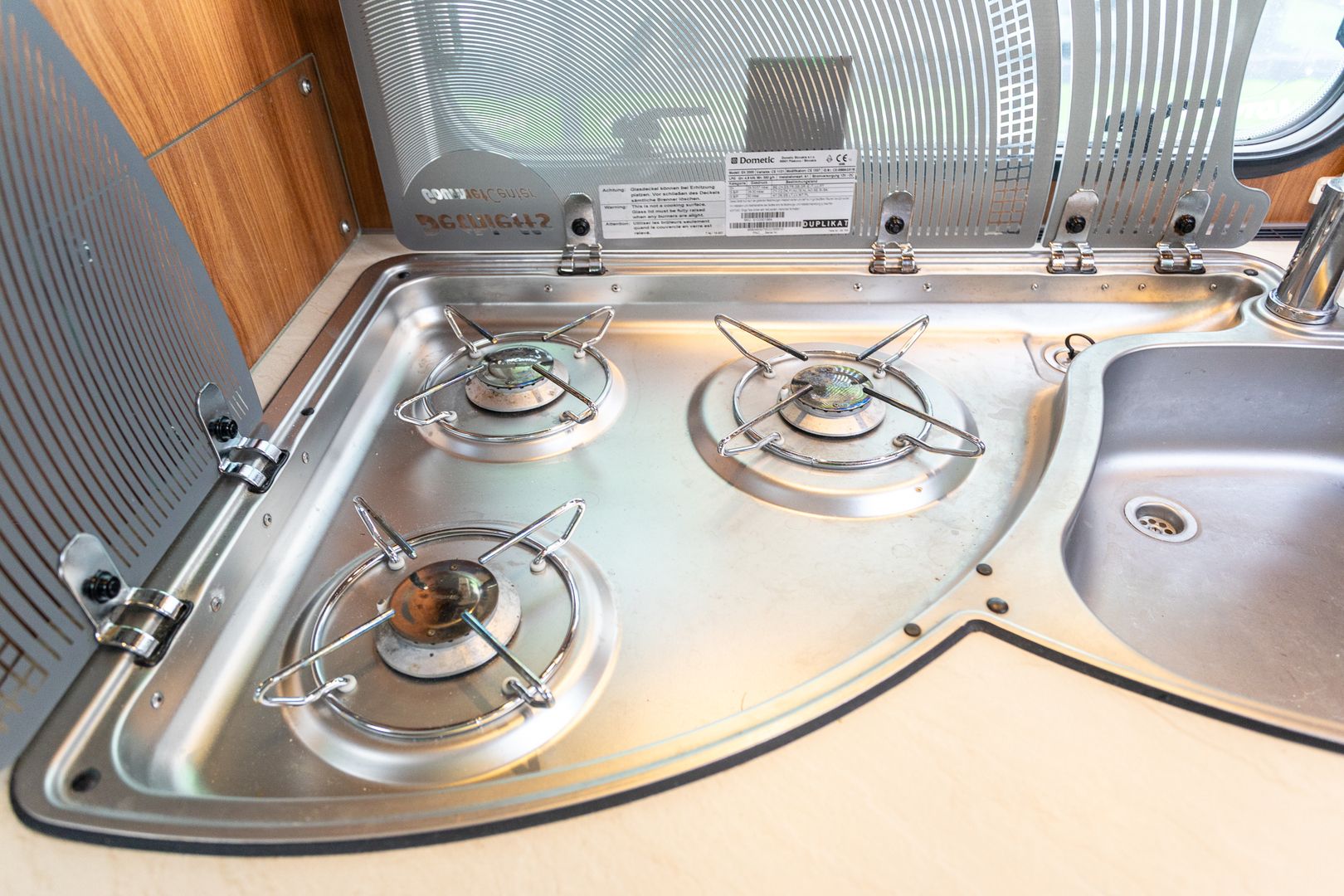 Kuva 14, Dethleffs Advantage T 7091 2.3 Mjet 159hv ** ALDE (KAASU/SÄHKÖ), PITKITTÄINEN PARIVUODE, TAKA WC **