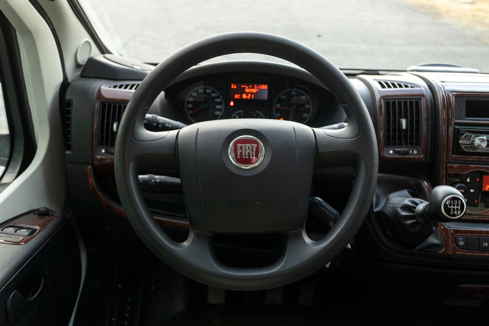 Kuva 8, Dethleffs Advantage T 7091 2.3 Mjet 159hv ** ALDE (KAASU/SÄHKÖ), PITKITTÄINEN PARIVUODE, TAKA WC **