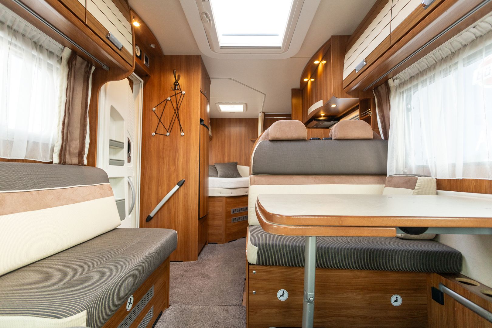 Kuva 9, Dethleffs Advantage T 7091 2.3 Mjet 159hv ** ALDE (KAASU/SÄHKÖ), PITKITTÄINEN PARIVUODE, TAKA WC **