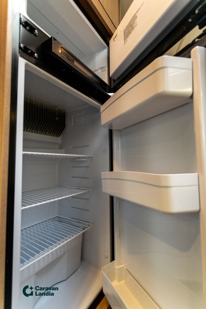 Kuva 13, Sunlight T 64 2.3 Mjet 150 hv ** TRUMA (KAASU/SÄHKÖ), HUBBET LASKUVUODE, HUIPPUSIISTI** **