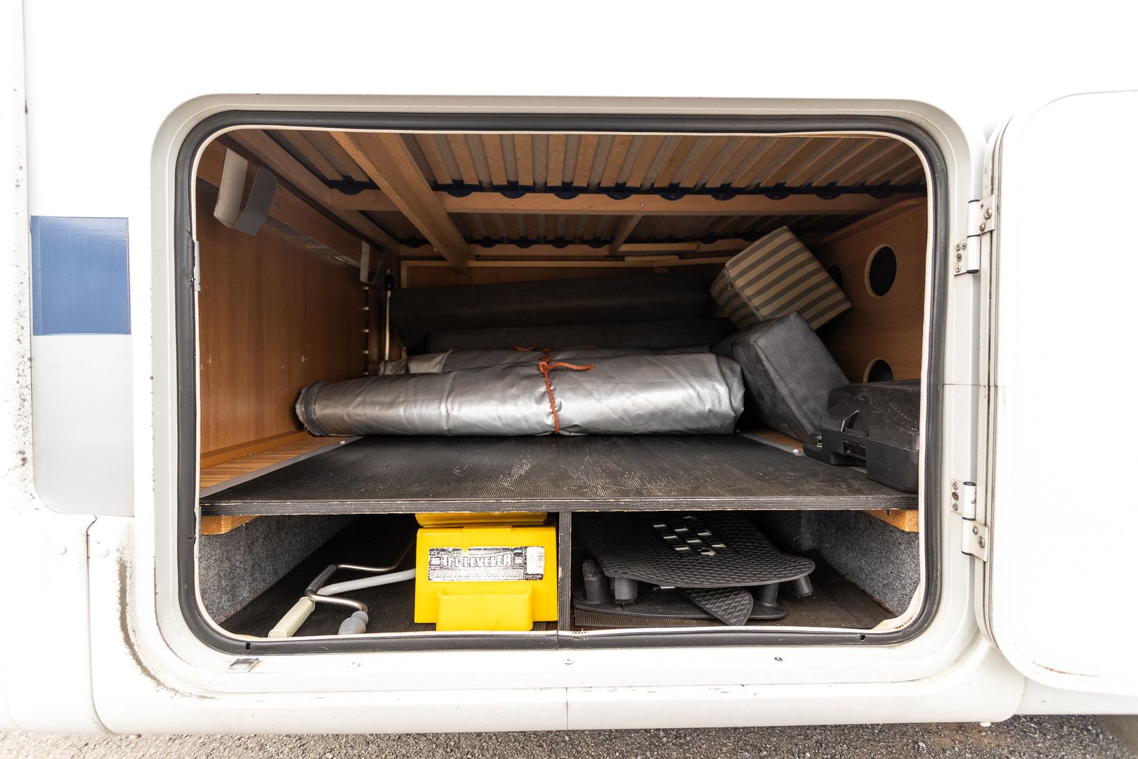 Kuva 33, Dethleffs Advantage T 6501 B 2.3 Mjet 130hv ** WEBASTO, ALDE (KAASU/SÄHKÖ), PITKITTÄINEN PARIVUODE **