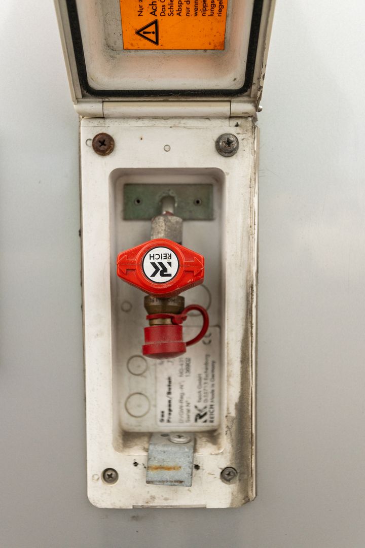 Kuva 34, Dethleffs Advantage T 6501 B 2.3 Mjet 130hv ** WEBASTO, ALDE (KAASU/SÄHKÖ), PITKITTÄINEN PARIVUODE **