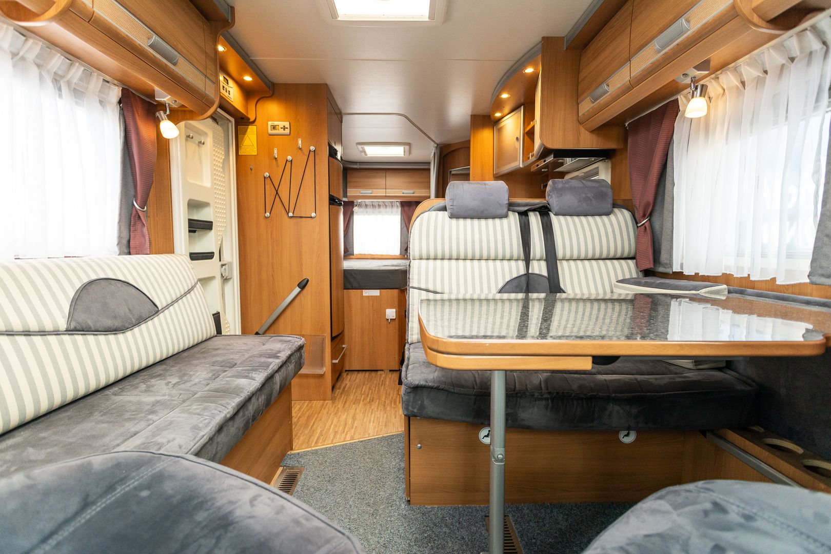 Kuva 9, Dethleffs Advantage T 6501 B 2.3 Mjet 130hv ** WEBASTO, ALDE (KAASU/SÄHKÖ), PITKITTÄINEN PARIVUODE **