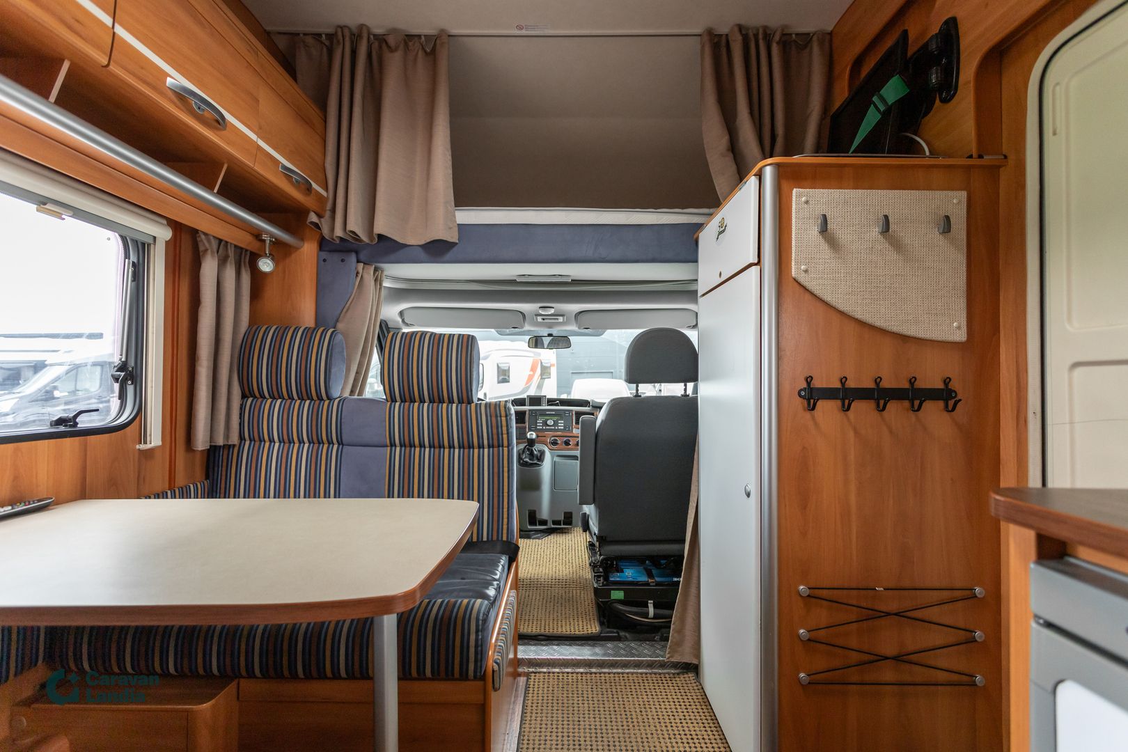 Kuva 8, Hymer Camp 642 CL 2.2 TDCi 130hv ** TRUMA-SÄHKÖPATRUUNA, PARIVUODE, ISO-PÖYTÄRYHMÄ, MARKIISI **