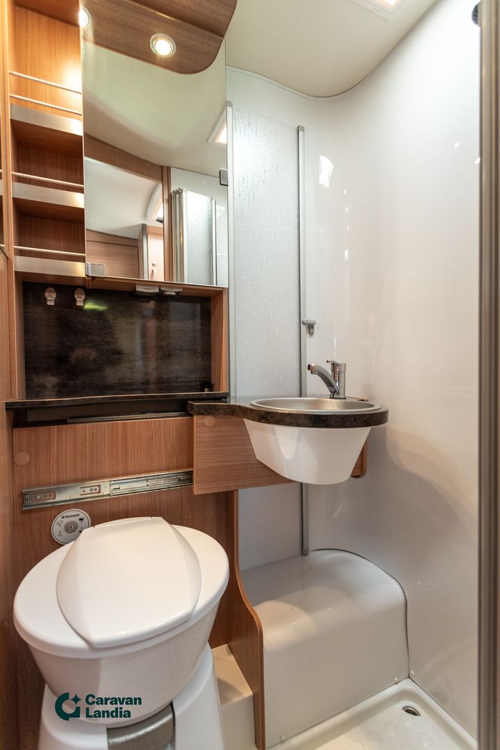 Kuva 12, Knaus Sky Wave 700 2.3 Mjet 130hv ** TRUMA, ERILLISVUOTEET, HUBBET-YLÄVUODE **