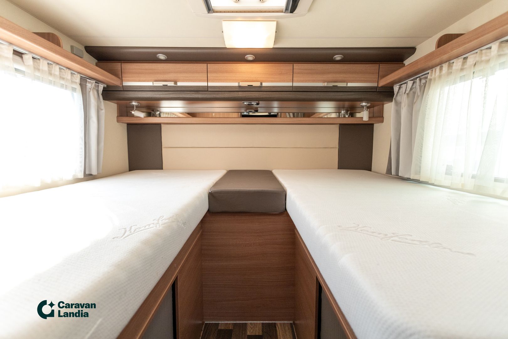 Kuva 16, Knaus Sky Wave 700 2.3 Mjet 130hv ** TRUMA, ERILLISVUOTEET, HUBBET-YLÄVUODE **