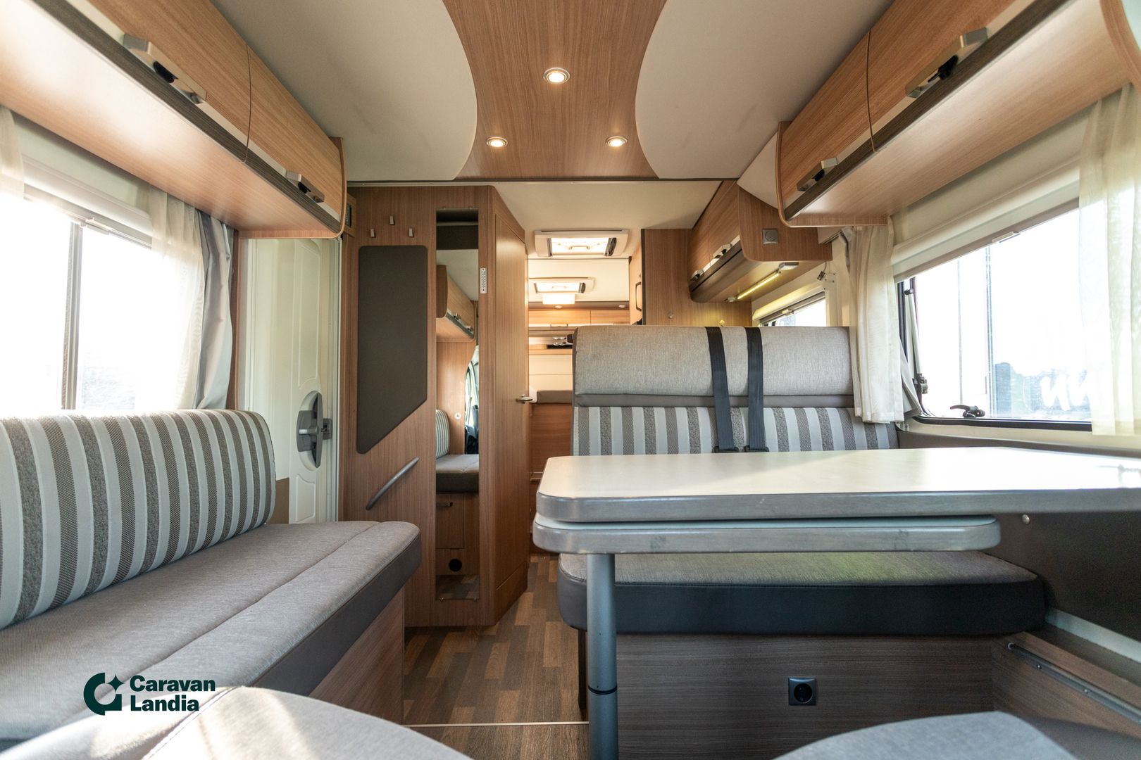 Kuva 6, Knaus Sky Wave 700 2.3 Mjet 130hv ** TRUMA, ERILLISVUOTEET, HUBBET-YLÄVUODE **