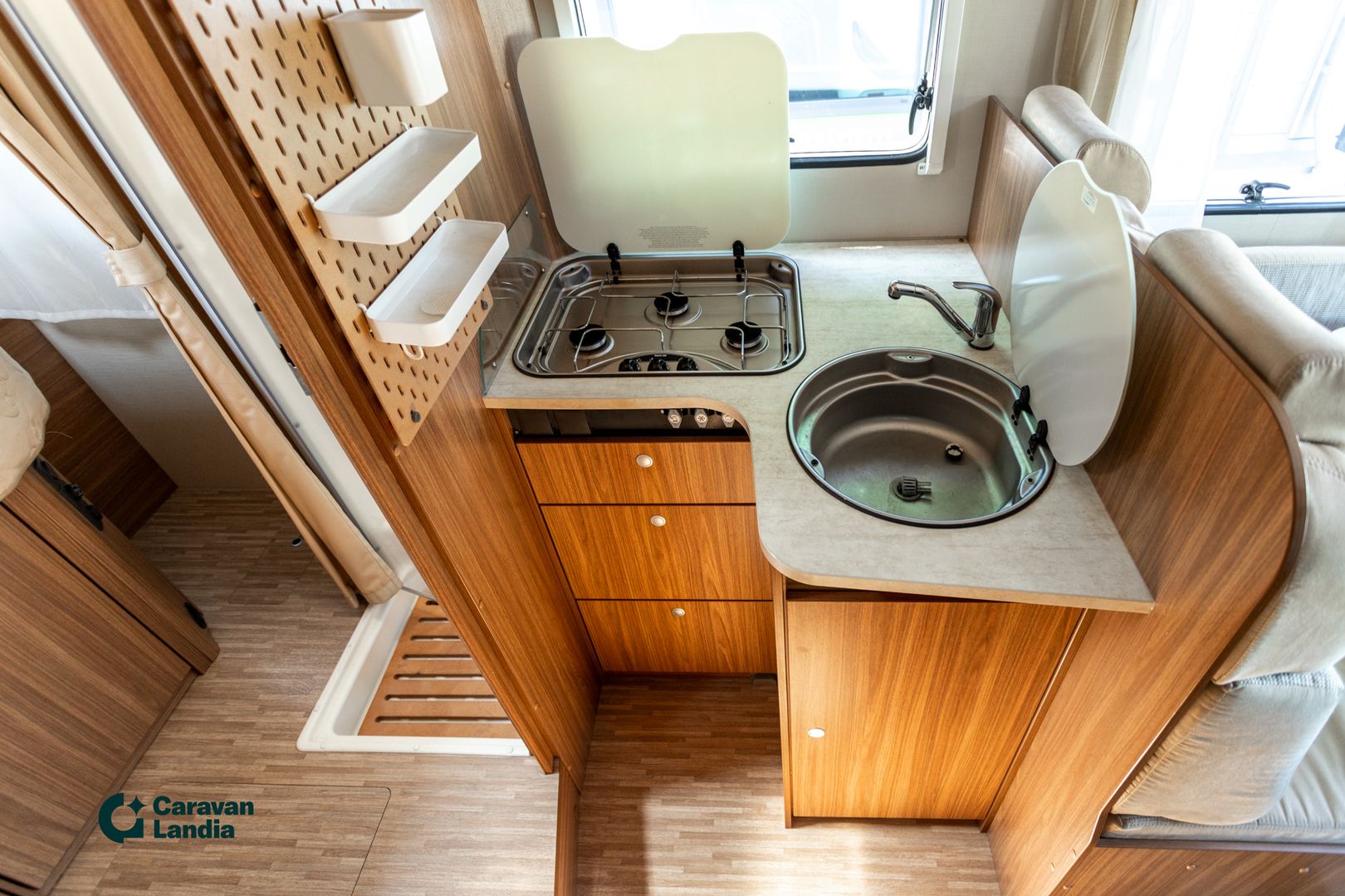 Kuva 11, Carado T 449 2.3 Mjet 150hv ** TRUMA (KAASU/SÄHKÖ), SAAREKEVUODE, HUBBET LASKUVUODE  **