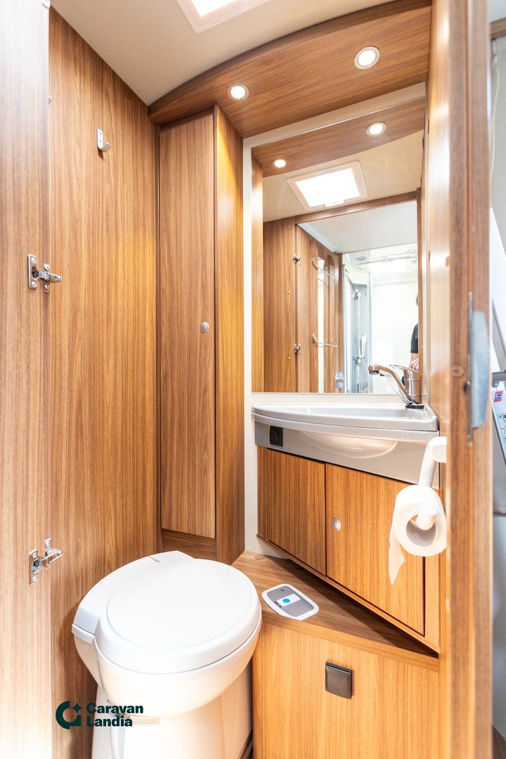 Kuva 13, Carado T 449 2.3 Mjet 150hv ** TRUMA (KAASU/SÄHKÖ), SAAREKEVUODE, HUBBET LASKUVUODE  **