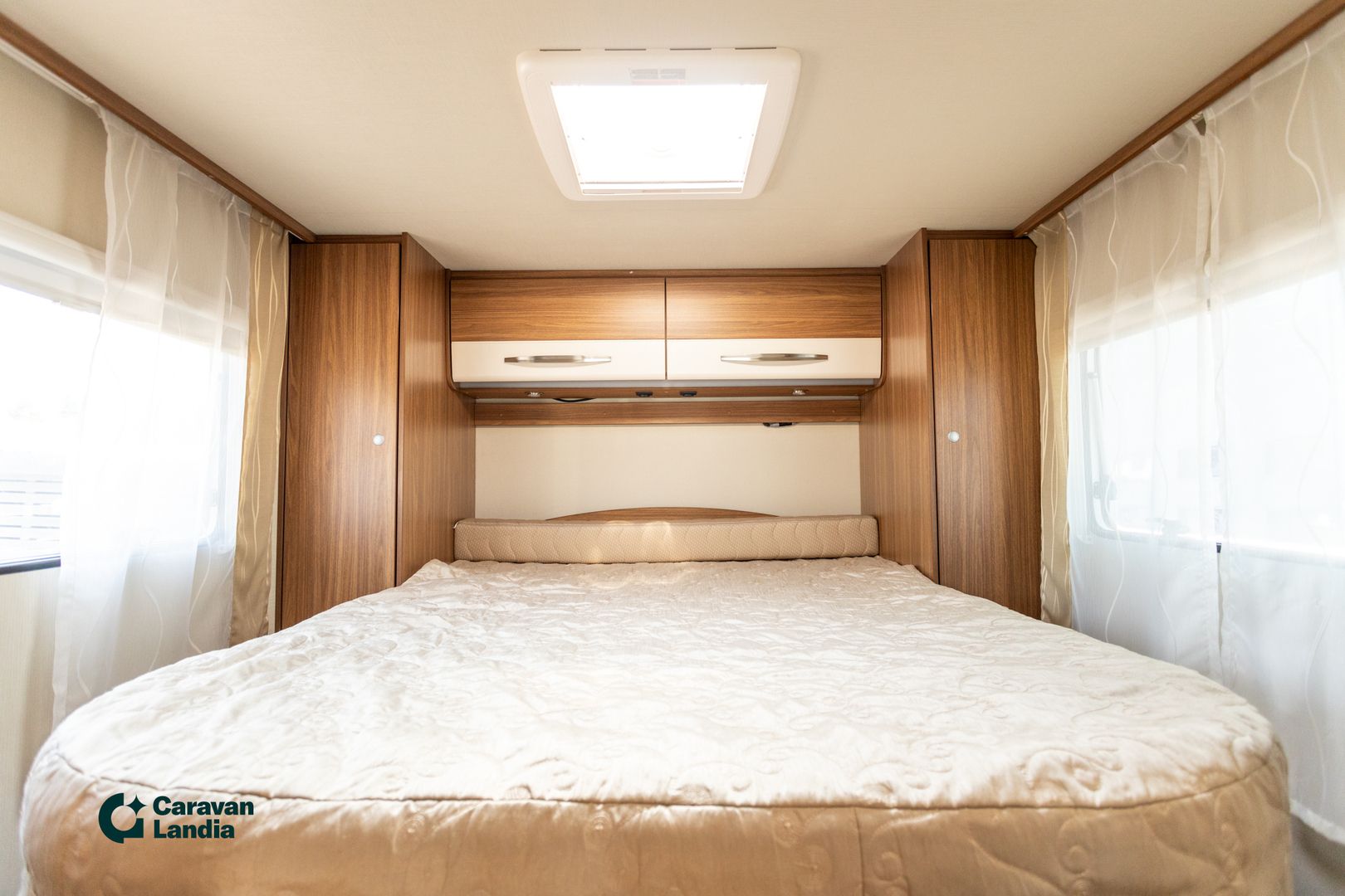 Kuva 16, Carado T 449 2.3 Mjet 150hv ** TRUMA (KAASU/SÄHKÖ), SAAREKEVUODE, HUBBET LASKUVUODE  **