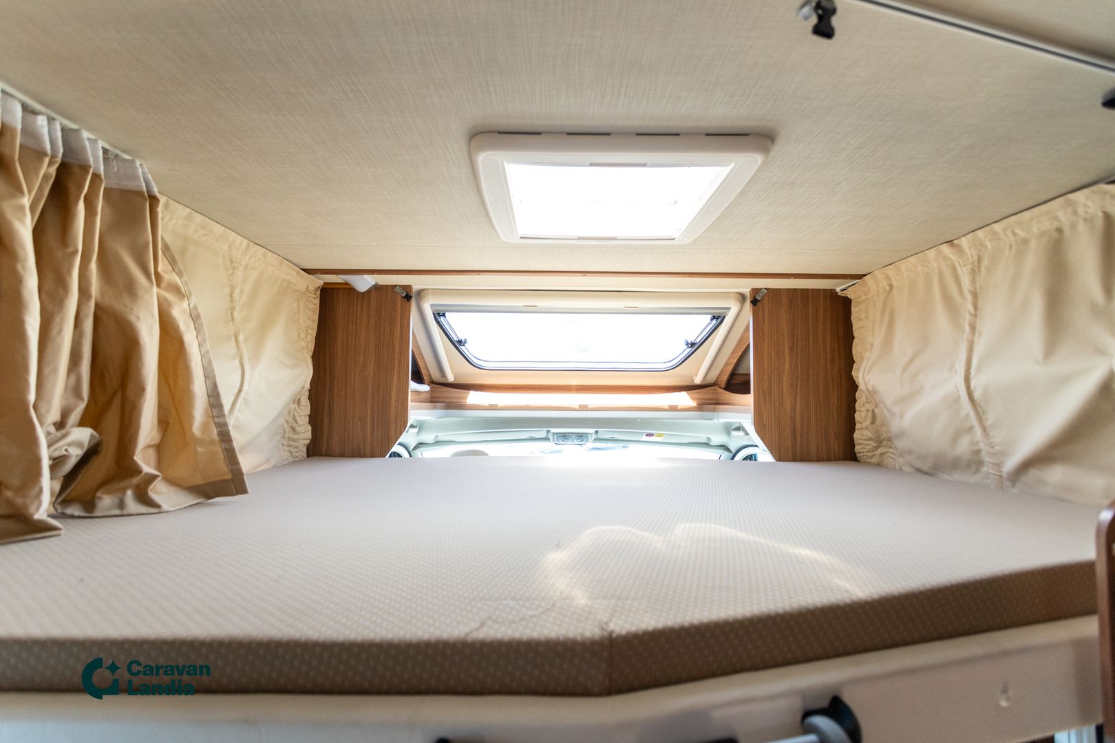 Kuva 17, Carado T 449 2.3 Mjet 150hv ** TRUMA (KAASU/SÄHKÖ), SAAREKEVUODE, HUBBET LASKUVUODE  **