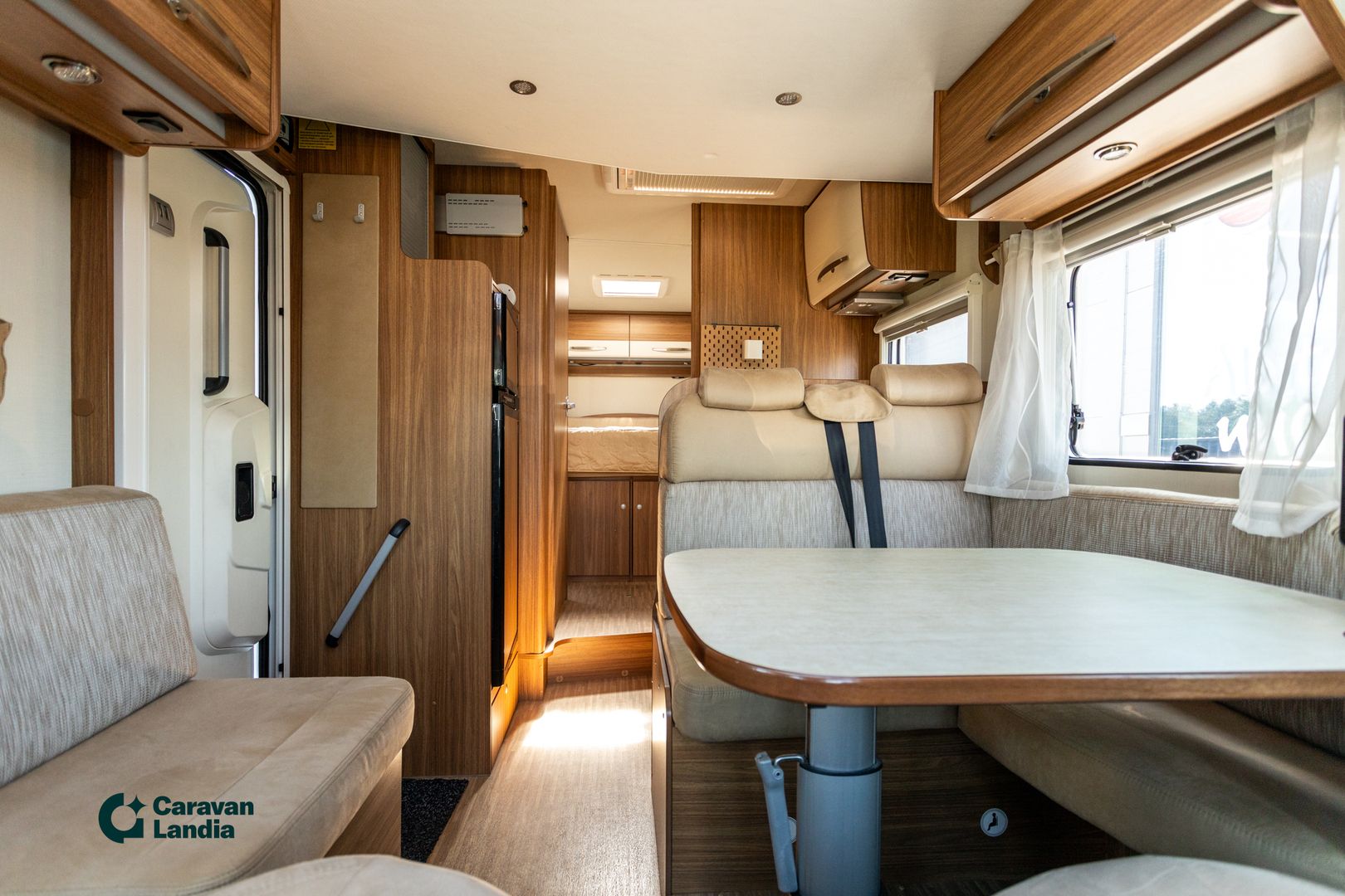 Kuva 7, Carado T 449 2.3 Mjet 150hv ** TRUMA (KAASU/SÄHKÖ), SAAREKEVUODE, HUBBET LASKUVUODE  **