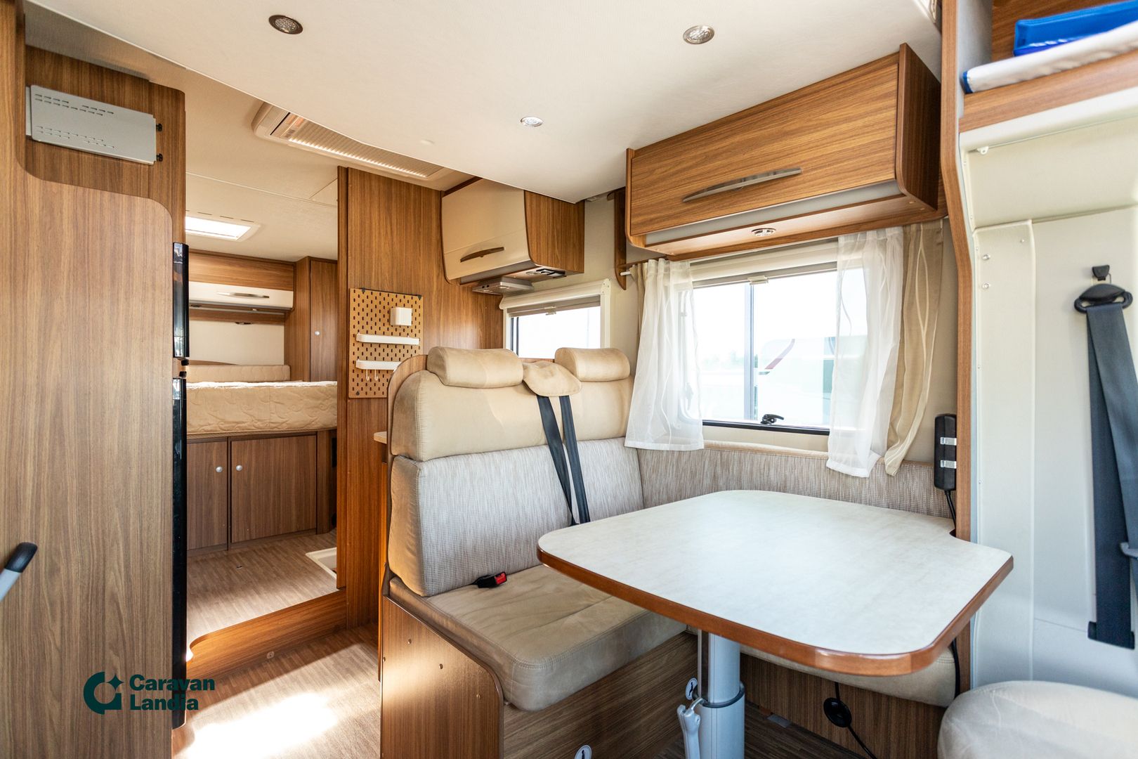 Kuva 8, Carado T 449 2.3 Mjet 150hv ** TRUMA (KAASU/SÄHKÖ), SAAREKEVUODE, HUBBET LASKUVUODE  **