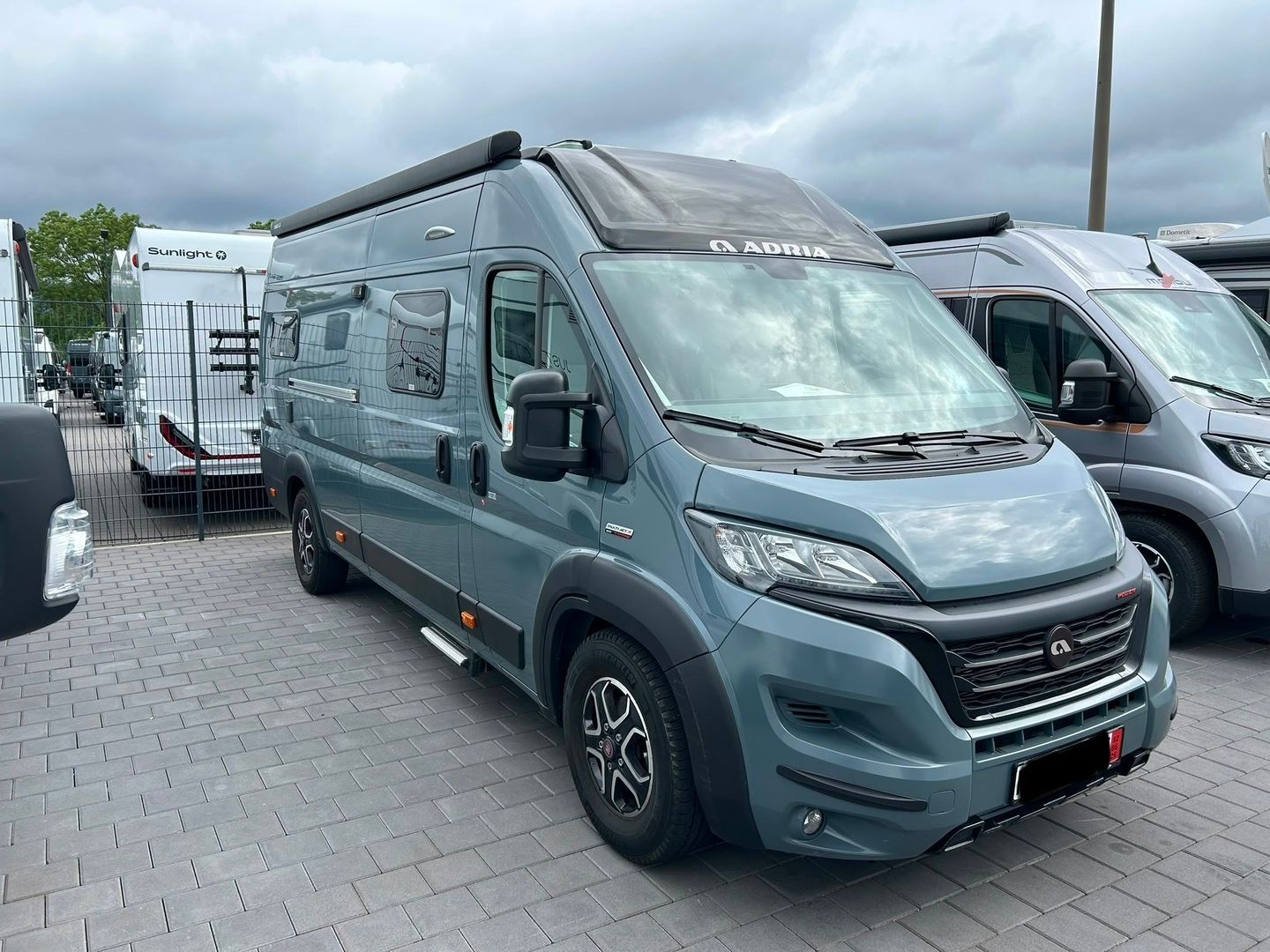 Kuva 1, Adria Twin Supremem 640 SGX 2.2 Mjet 160hv ** LASKETTAVA VUODE, TRUMA, SAAPUU PIAN, TODELLA NÄYTTÄVÄ **