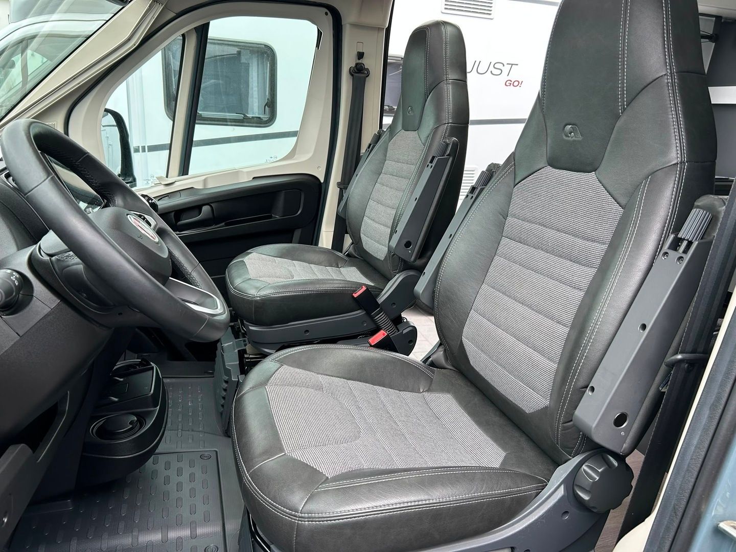 Kuva 5, Adria Twin Supremem 640 SGX 2.2 Mjet 160hv ** LASKETTAVA VUODE, TRUMA, SAAPUU PIAN, TODELLA NÄYTTÄVÄ **