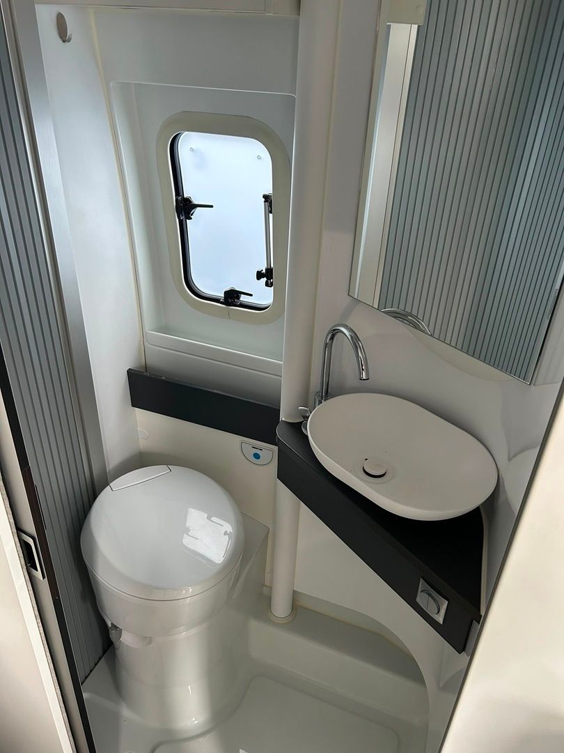 Kuva 8, Adria Twin Supremem 640 SGX 2.2 Mjet 160hv ** LASKETTAVA VUODE, TRUMA, SAAPUU PIAN, TODELLA NÄYTTÄVÄ **
